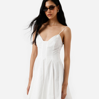 Vestido curto alça fina feminino de algodão decote coração com recortes off white