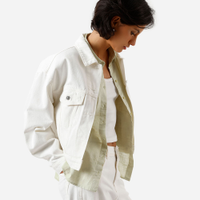 Jaqueta feminina de sarja com pregas off white