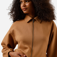 Jaqueta bomber feminina com pregas marrom