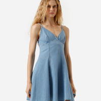 Vestido curto alça fina evasê feminino jeans com recortes azul