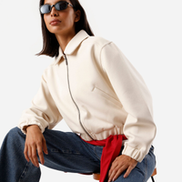 Jaqueta feminina com bolsos bege