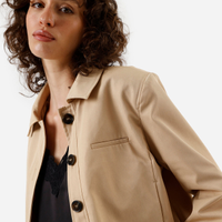 Jaqueta feminina de alfaiataria bege