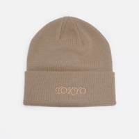 Gorro de tricot com bordado bege