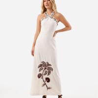 Vestido longo feminino com linho bordado e fenda bege