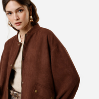 Jaqueta feminina de suede com bolsos marrom