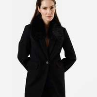 Casaco feminino com gola de pelúcia texturizado preto
