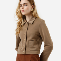 Jaqueta feminina com bolsos bege