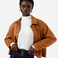 Casaco feminino de suede com bolsos bege