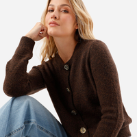 Cardigan feminino de tricot decote redondo texturizado marrom