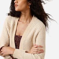 Cardigan alongado feminino de tricot chenille com bolsos bege