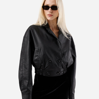 Jaqueta bomber feminina de pu com bolsos cropped preta
