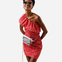 Vestido curto feminino ombro único franzido poá vermelho