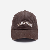 Boné com aba curva estonado com bordado daily vibe marrom