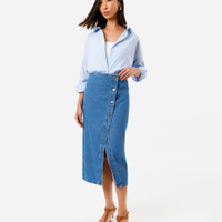 Saia jeans transpassada com botões azul