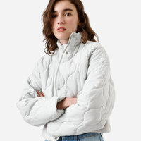 Jaqueta puffer feminina matelassê gola alta cinza