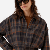 Jaqueta cropped feminina com pregas xadrez marrom