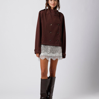 Casaco trench coat cropped feminino mindset marrom
