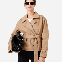Casaco trench coat curto feminino de sarja bege
