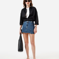 Minissaia feminina jeans com barra a fio cintura baixa azul