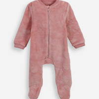 Macacão infantil de pelúcia coração rosa