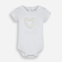 Body infantil de algodão com coração 3d off white