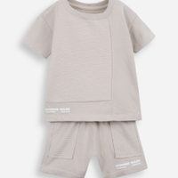 Conjunto curto infantil com algodão e recortes texturizados bege