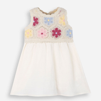 Vestido infantil com algodão e crochê floral bege