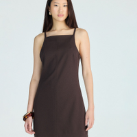 Vestido curto feminino de alfaiataria marrom