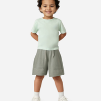Bermuda de moletom infantil com recortes verde