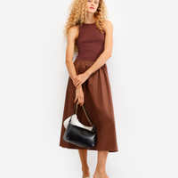Vestido midi canelado saia volumosa marrom