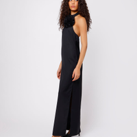 Vestido halterneck feminino com flor e fenda mindset preto