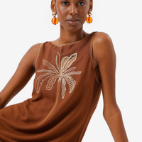 Vestido curto feminino de viscose com bordado folhagem marrom