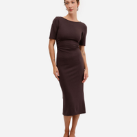 Vestido midi feminino franzido com fenda marrom