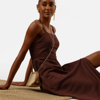 Vestido midi feminino alça fina com linho e fenda marrom