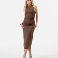 Vestido feminino midi cava reta com franzidos marrom