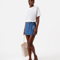 Saia curta feminina jeans com bordado floral azul