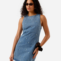 Vestido curto feminino jeans com bordado floral azul