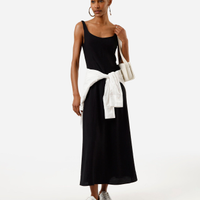 Vestido midi evasê feminino com viscose e recortes preto