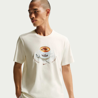 Camiseta Nike Sportswear Café Swoosh Mug Unissex