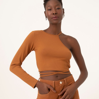 Blusa cropped assimétrica com amarração caramelo