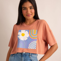 Camiseta cropped flores manga curta decote redondo rosa claro