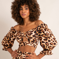 Blusa cropped de viscose estampada animal print manga bufante decote princesa além dos mares salvador preta gil marrom