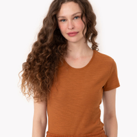 Camiseta de flamê básica manga curta decote redondo marrom médio