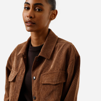 Camisa feminina shacket com bolso oversized marrom