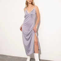 Vestido longo slip dress de cetim alça fina decote v mindset lilás