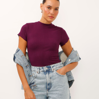 Blusa de malha canelada manga curta fru fru roxa