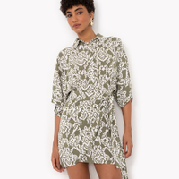 Vestido de viscose envelope arabescos manga curta verde militar