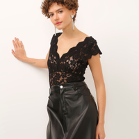 Blusa rendada decote v off white - preto