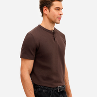 Camiseta de algodão texturizada manga curta marrom