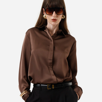 Camisa feminina acetinada oversized marrom